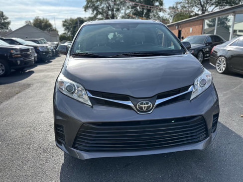 Used 2018 Toyota Sienna LE image 2