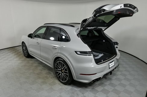 New 2025 Porsche Cayenne GTS image 32