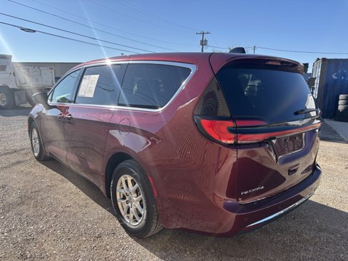 Used 2023 Chrysler Pacifica Touring-L image 5