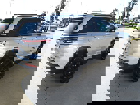 Used 2023 Jeep Grand Cherokee Altitude image 6
