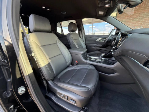 Used 2023 Chevrolet Traverse LT w/ LT Premium Package image 32