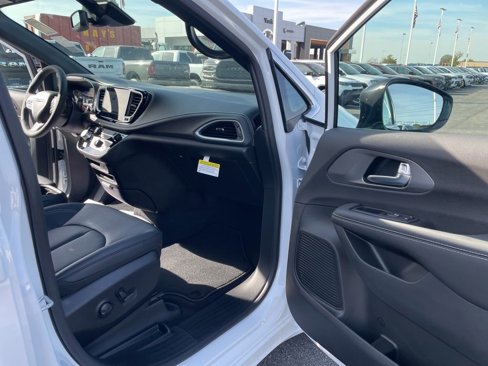 New 2026 Chrysler Pacifica Select image 36