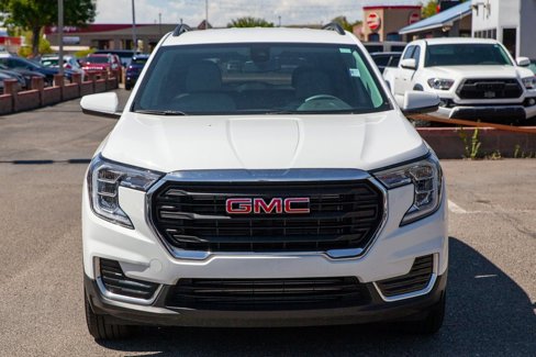 Used 2023 GMC Terrain SLE w/ Driver Convenience Package image 3
