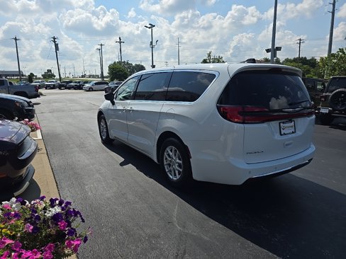 New 2026 Chrysler Pacifica Select image 6
