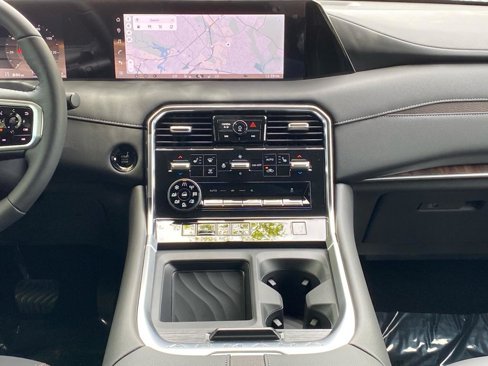 New 2025 Nissan Armada SL w/ Captain's Chari Seat Package image 20