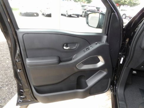 Certified 2025 Nissan Frontier SV image 17