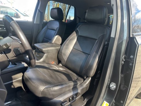 Used 2021 Chevrolet Traverse RS image 18