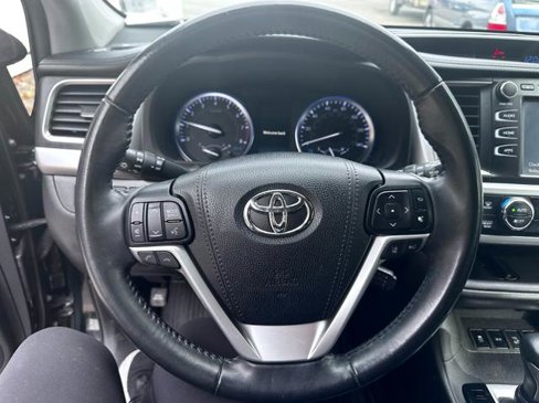 Used 2019 Toyota Highlander SE image 15