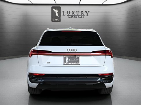 Used 2024 Audi Q8 e-tron Premium image 6