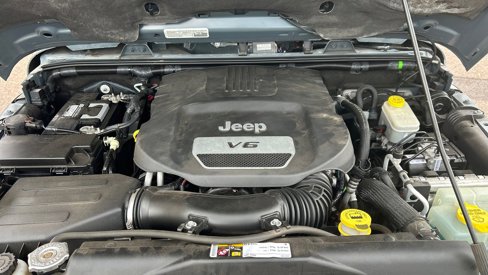 Used 2015 Jeep Wrangler Unlimited Rubicon w/ Max Tow Package image 13