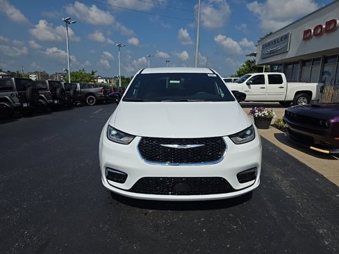 New 2026 Chrysler Pacifica Select image 2