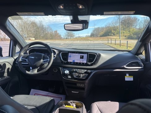 New 2025 Chrysler Voyager LX image 12