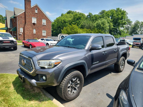 Used 2018 Toyota Tacoma TRD Off-Road image 2