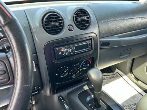 Used 2005 Jeep Liberty Sport image 44