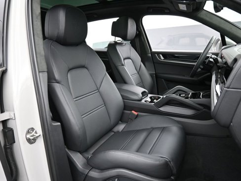 New 2025 Porsche Cayenne Turbo image 31