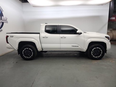 Used 2024 Toyota Tacoma TRD Sport w/ TRD Sport Upgrade Package image 10