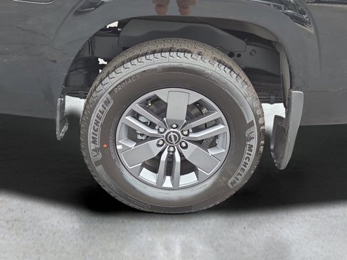 Used 2025 Nissan Frontier SV image 3