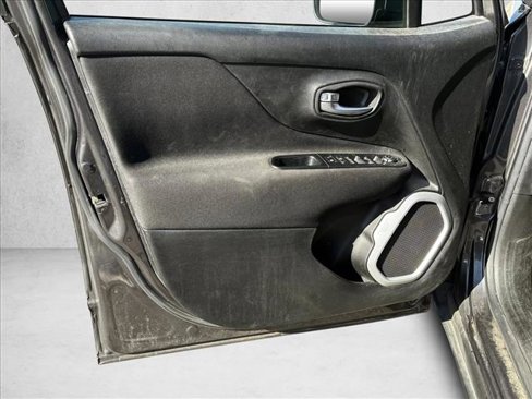 Used 2018 Jeep Renegade Latitude image 12