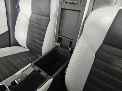 New 2025 Mitsubishi Outlander SE image 29
