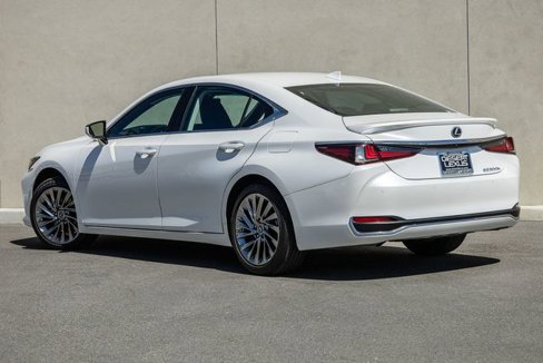 Used 2025 Lexus ES 300h w/ Luxury Package image 3