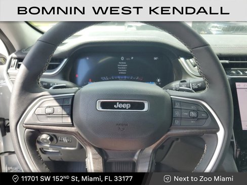 Used 2025 Jeep Grand Cherokee Limited w/ Black Appearance Package image 17
