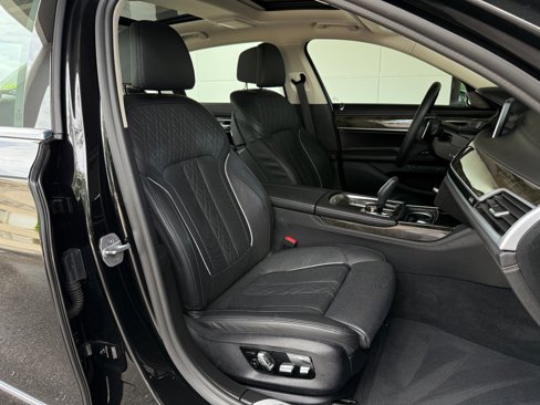 Used 2019 BMW 750i w/ Executive Package image 33