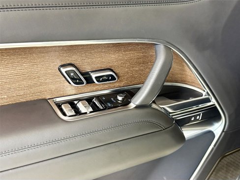 Used 2025 Land Rover Range Rover Autobiography image 12