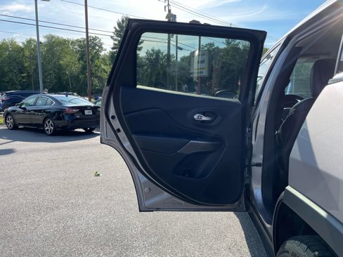 Used 2019 Jeep Cherokee Limited image 35
