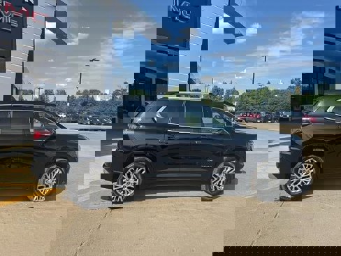 Used 2024 GMC Acadia Denali image 2