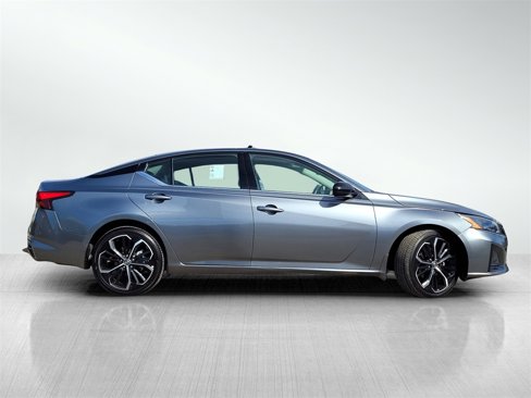 Used 2023 Nissan Altima 2.5 SR image 3