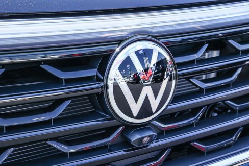 New 2025 Volkswagen Atlas Cross Sport SEL Premium R-Line image 19
