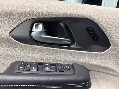 Used 2024 Chrysler Pacifica Touring-L image 14