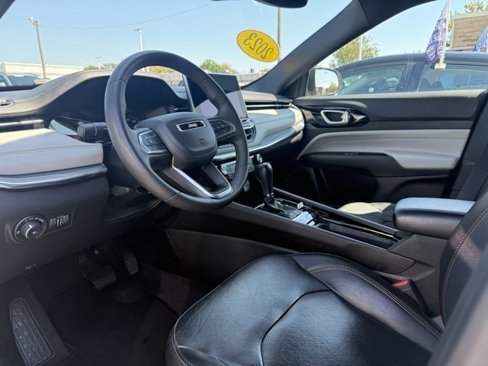 Used 2023 Jeep Compass Limited image 3