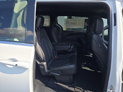 New 2026 Chrysler Pacifica Select image 18