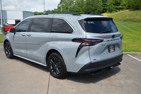 Used 2024 Toyota Sienna XLE Woodland Edition image 4