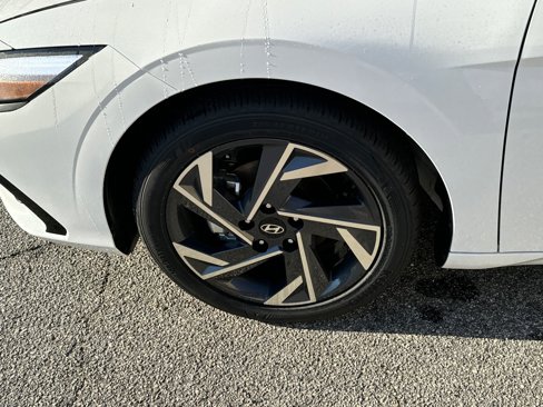 Used 2025 Hyundai Elantra SEL image 11