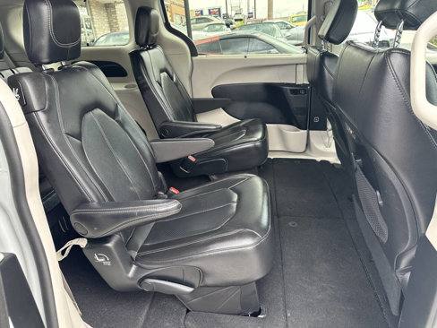 Used 2022 Chrysler Pacifica Touring-L image 12