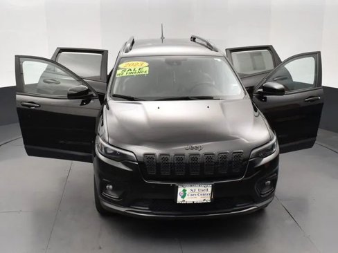 Used 2023 Jeep Cherokee Altitude Lux image 10