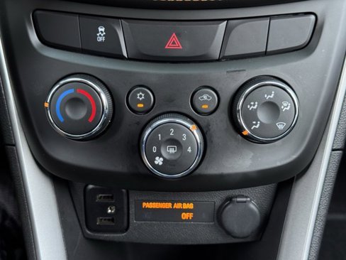 Used 2022 Chevrolet Trax LT w/ LT Convenience Package image 19