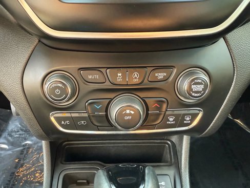 Used 2021 Jeep Cherokee Latitude Plus image 16