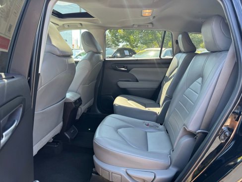 Certified 2024 Toyota Highlander XLE image 11