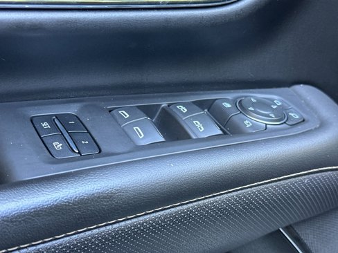 Used 2023 Chevrolet Suburban Premier image 12