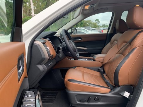 Used 2024 Nissan Pathfinder Platinum image 26
