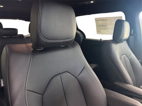 New 2026 Chrysler Pacifica Select image 7