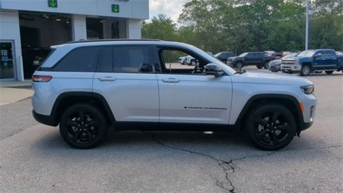 Used 2023 Jeep Grand Cherokee Altitude image 9