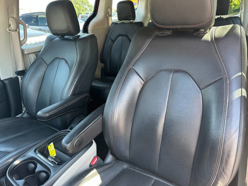 Used 2020 Chrysler Pacifica Touring-L image 11