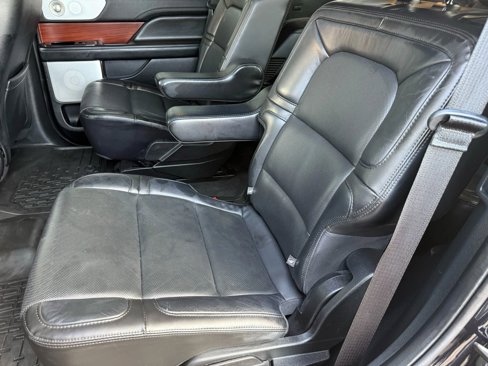 Used 2021 Lincoln Navigator Reserve image 11