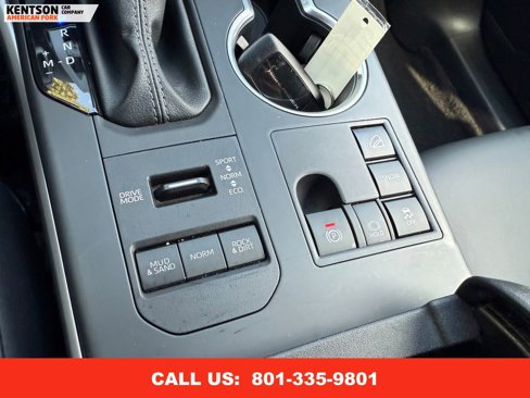 Used 2025 Toyota Highlander XLE image 28
