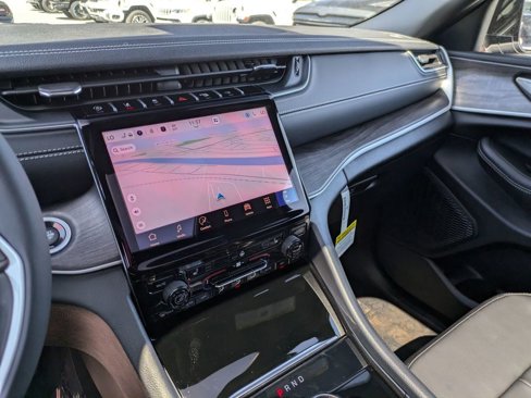 New 2025 Jeep Grand Cherokee Limited w/ Black Appearance Package image 18
