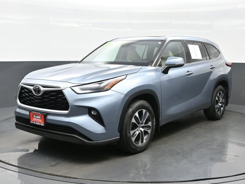 Used 2022 Toyota Highlander XLE image 2